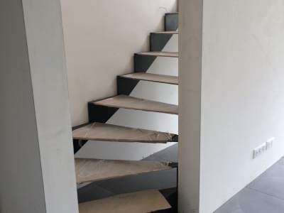 Escalier metal encloisonné